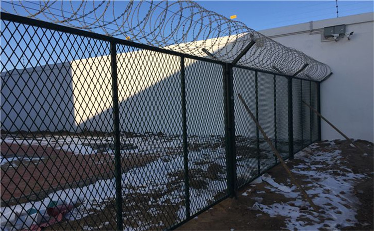 看守所、拘留所安裝防攀爬金屬隔離網(wǎng)時的注意事項