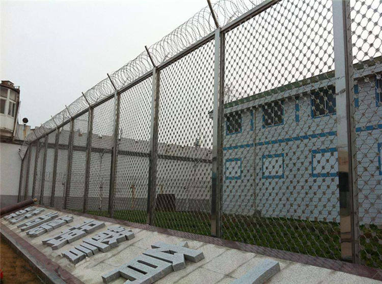 看守所、拘留所安裝防攀爬金屬隔離網(wǎng)時的注意事項